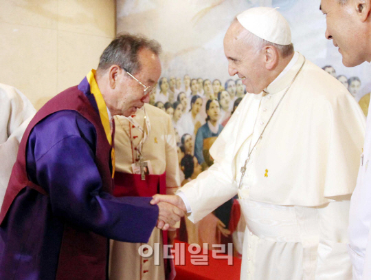 [포토]박남수 천도교 교령과 인사 나누는 프란치스코 교황