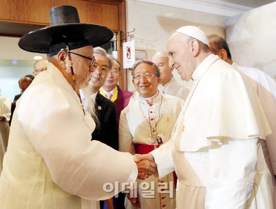 [포토]한양원 한국민족종교협의회 회장과 인사 나누는 프란치스코 교황