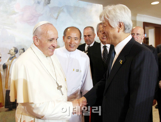 [포토]KNCC 김영수 총무와 인사 나누는 프란치스코 교황