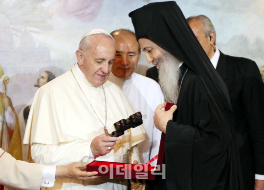 [포토]암브로시오스 조그라포스 정교회 한국대교구장과 인사 나누는 프란치스코 교황