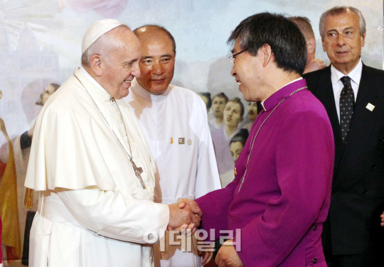 [포토]김근상 성공회 주교와 인사 나누는 프란치스코 교황