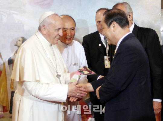 [포토]김동엽 장로회 총회장과 인사 나누는 프란치스코 교황