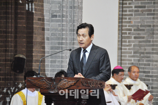 [포토]독서 낭독하는 배우 안성기