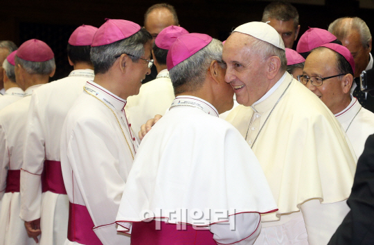 [포토]사제들과 인사 나누는 프란치스코 교황