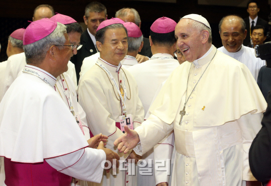 사제들과 인사 나누는 프란치스코 교황                                                                                                                                                              