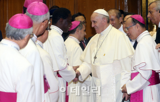사제들과 인사 나누는 프란치스코 교황                                                                                                                                                              