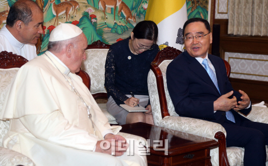 정홍원 총리와 환담 나누는 프란치스코 교황                                                                                                                                                         
