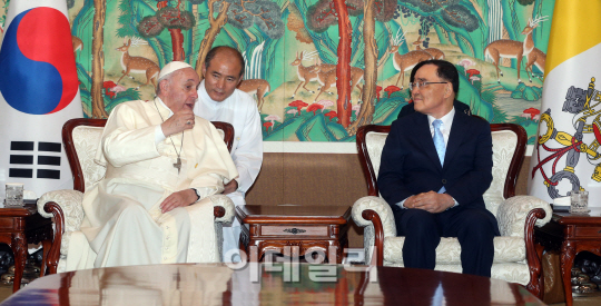 정홍원 총리와 환담 나누는 프란치스코 교황                                                                                                                                                         