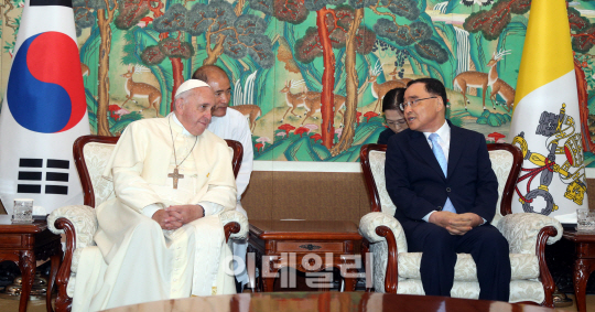 정홍원 총리와 환담 나누는 프란치스코 교황                                                                                                                                                         