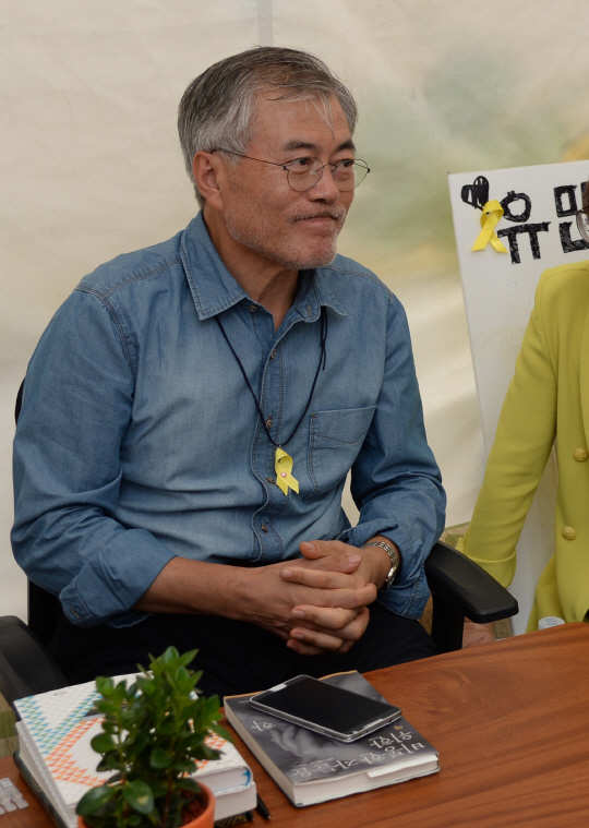 [포토] 광화문 농성장 지키는 문재인 의원