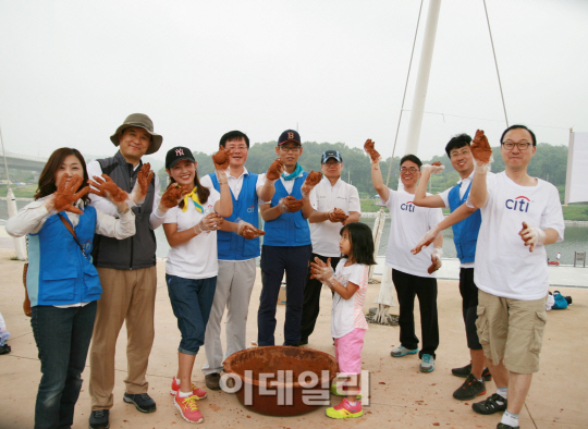 [포토]한국씨티銀 임직원, 아라뱃길 수질정화 나서