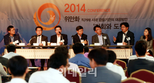 [포토]토론하는 황덕 중국은행 한국대표