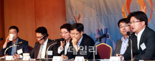 [포토]토론하는 황덕 중국은행 한국대표
