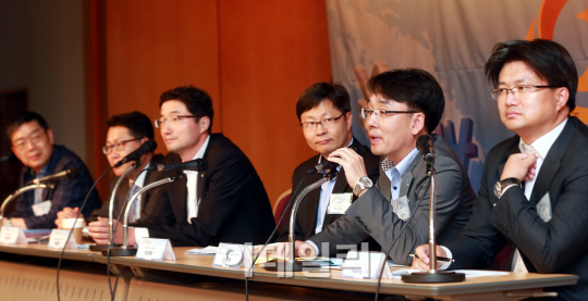 [포토]토론하는 하종수 외환은행 트레이딩부장