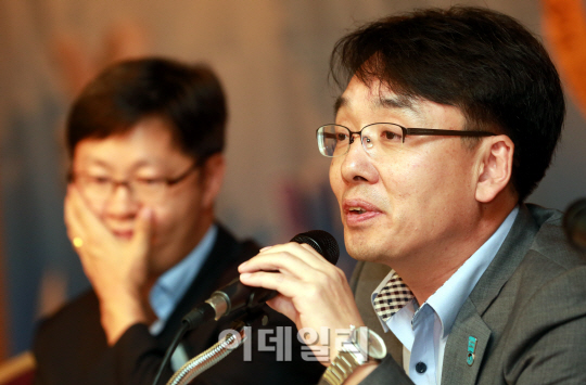[포토]토론하는 하종수 외환은행 트레이딩부장