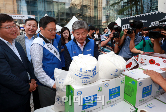 [포토]쌀 고르는 임대기 제일기획 사장