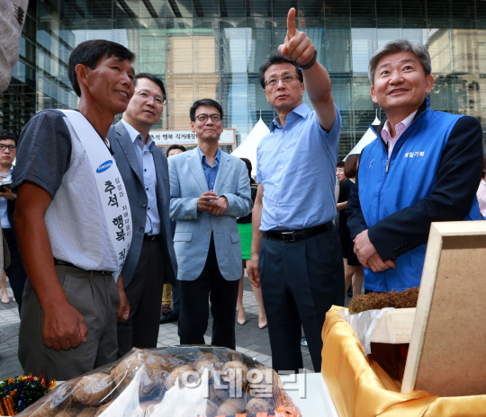 [포토]직거래 장터 방문한 임대기 제일기획 사장