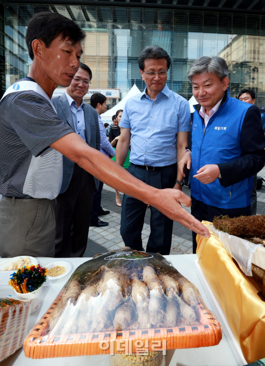 [포토]직거래 장터 방문한 임대기 제일기획 사장