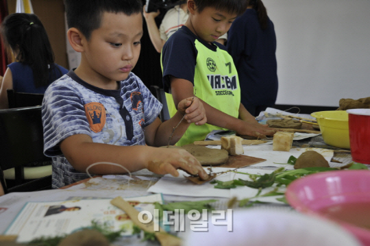 [포토]흙으로 빚는 동심, <토담토담 한뼘벽화>