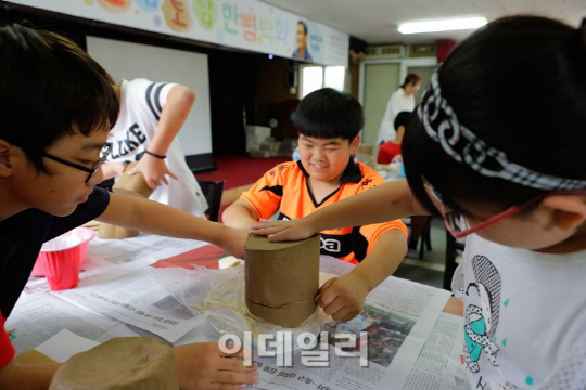 [포토]박영복 도예가와 함께하는 '토담토담 한뼘벽화'