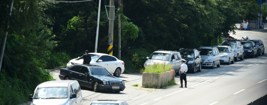 [포토] 장례식 시작된 금수원으로 몰려드는 신도 차량들