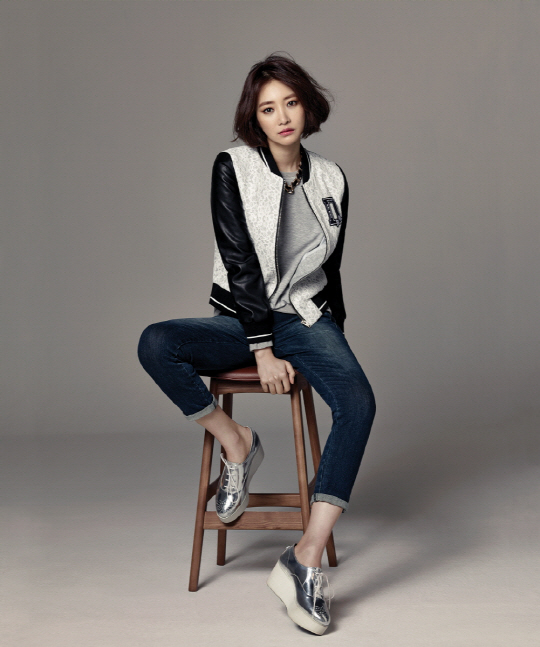 고준희, 청바지로 가릴 수 없는 늘씬 각선미                                                                                                                                                         