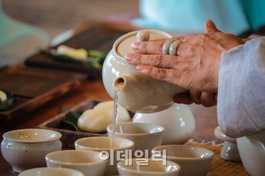 한화호텔앤리조트경주, 차(茶)내리며 예절도 배우고