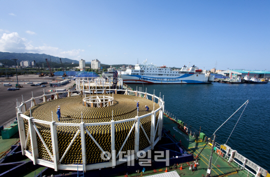 [르포]100km 해저케이블 배에 싣는 날, 구자엽 회장도 힘 실었다