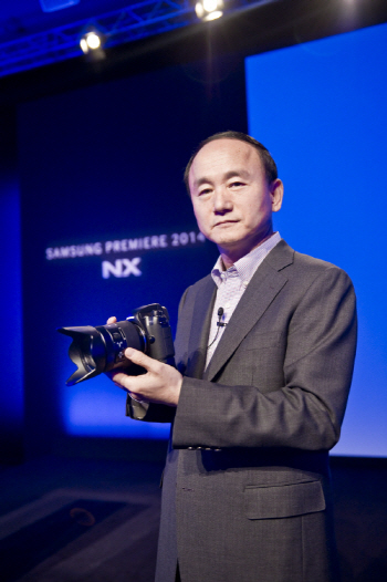 삼성전자, 최고급 미러리스 카메라 'NX1' 공개