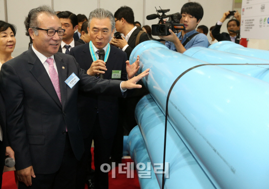 [포토]중소기업 기술혁신대전 찾은 한정화 중소기업청장