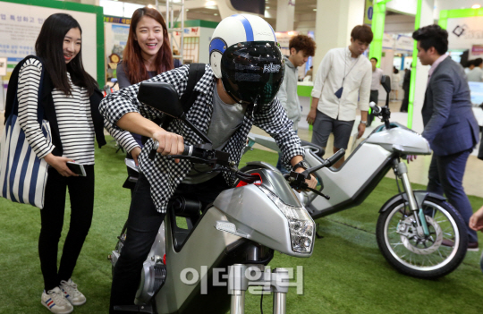 [포토]최고속 80KM 전기바이크 신기하네!