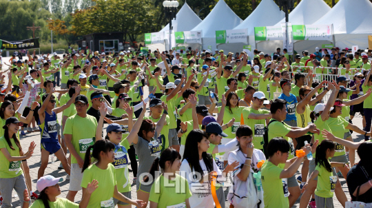 [포토]그린리본 마라톤 대회 '신나는 몸 풀기'