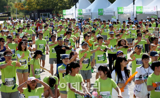 [포토]그린리본 마라톤 대회 '신나는 몸 풀기'