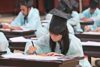 50명이 경합한 외국인 과거시험 우승자는? 화제만발