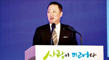 두산 '인재중심 경영'..역동적 변모