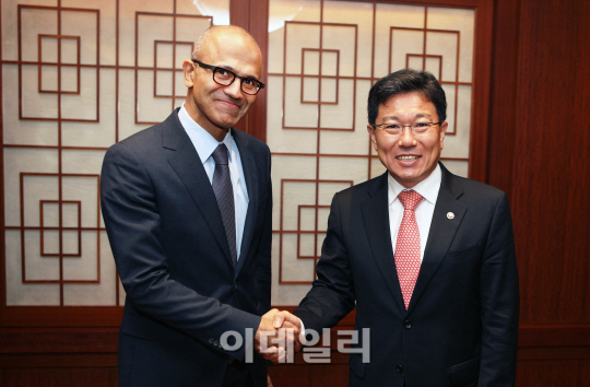 윤상직-나델라 "부산 데이터센터 건립, 긴밀한 협의 지속"