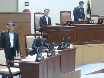 `계란 봉변` 안상수 "죄는 미워하되 사람은 미워하지 말라는.."