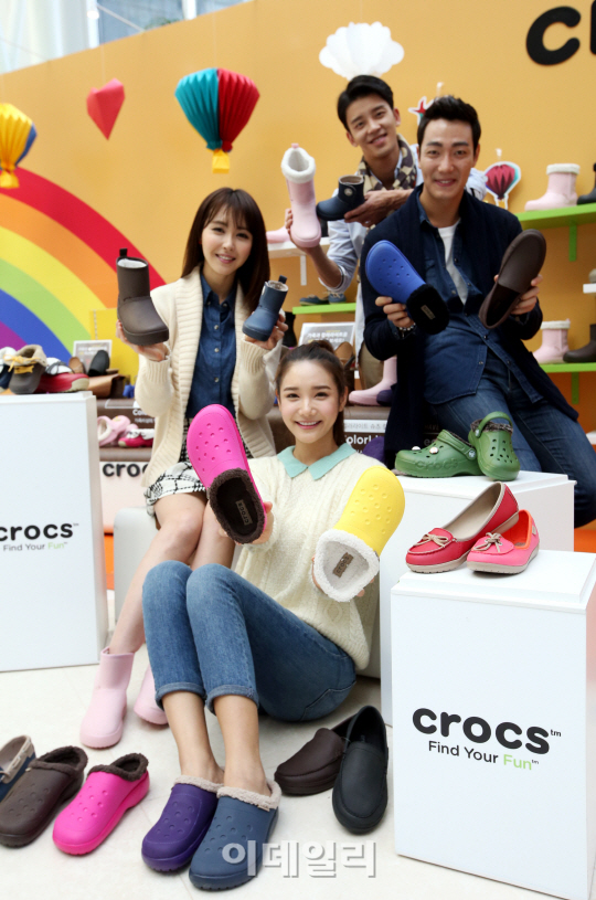 [포토]크록스, 가죽보다 가볍고 부드러운 '랩 컬러라이트 라인'