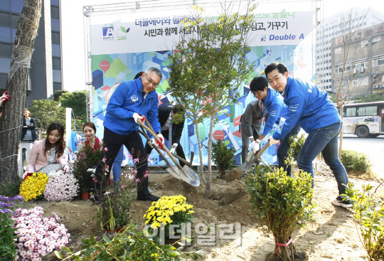 [포토] 더블에이, 서울시와 함께 자투리땅에 나무 심기 행사-1