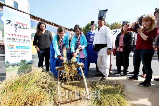 [포토]아산시 외암민속마을 짚풀문화제-7