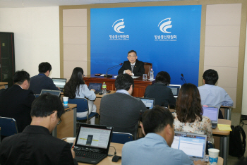 최성준 위원장 "단통법 효과 작동안 하면 사이드로 개입"(일문일답)
