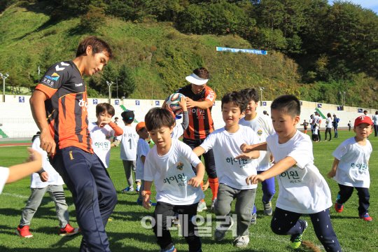 하이원리조트, 강원FC와 축구교실 열어