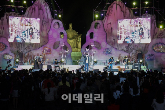 [포토]2014 서울아리랑페스티벌'에서 공연하는 장기하와 얼굴들