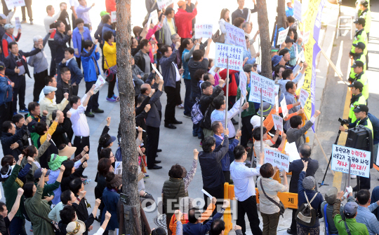 [포토]서울역 고가 공원 사업 반대하는 남대문 상인들