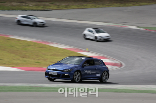[시승기]시로코 R-라인, 날렵한 디자인만큼 달리고 싶은 차
