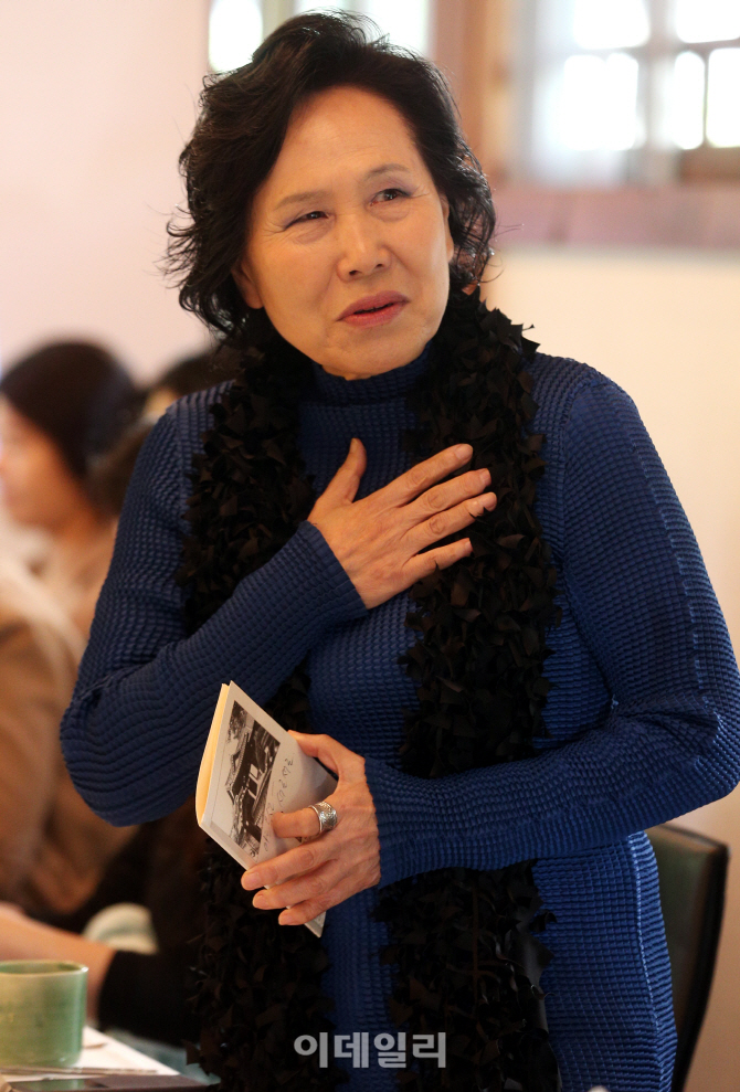 [포토]인사말하는 연극배우 박정자
