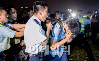 홍콩 경찰-시위대 충돌로 부상자 속출..시위 진압에 `후추 스프레이` 등장