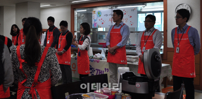 [포토]㈜리홈쿠첸, 노원에서 '사랑의 밥상' 진행