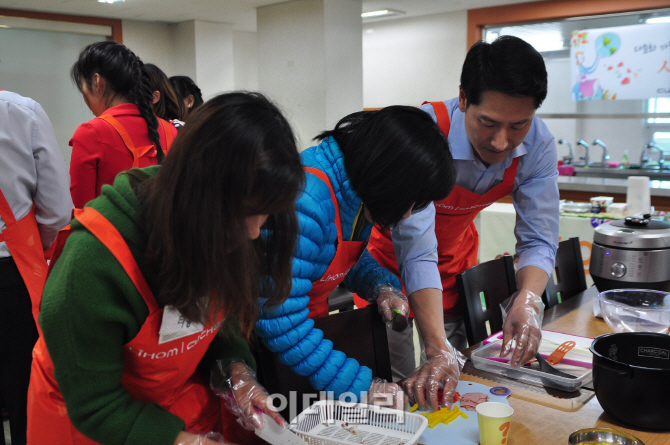 [포토]㈜리홈쿠첸, 노원에서 '사랑의 밥상' 진행