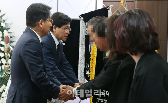 [포토]유족들 위로하는 곽재선 회장-김형철 사장